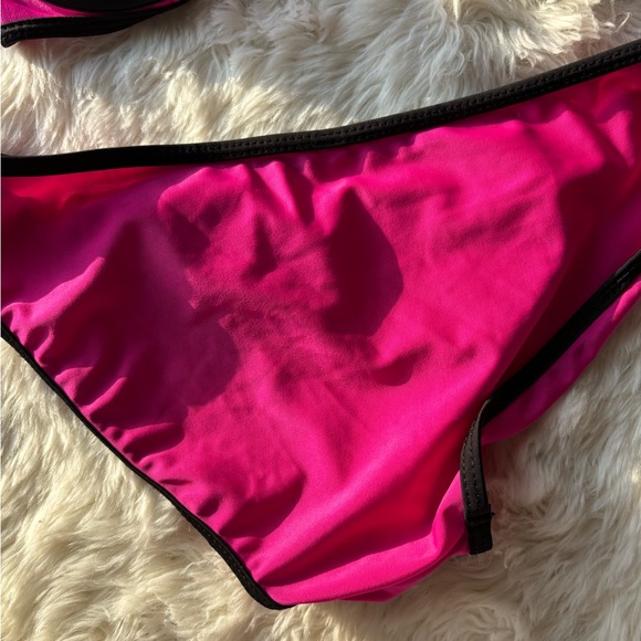 Pink bikini - Picture 3 of 11